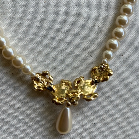 Elegant Pearl and Gold Necklace - Picture 3 of 3